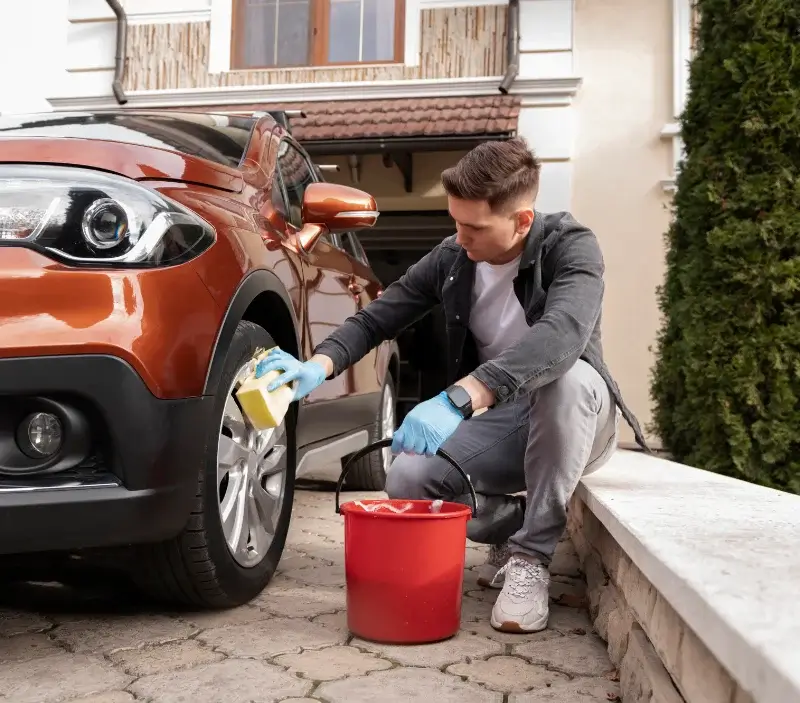Lavage auto à domicile Assé-le-Bérenger : professionnel intervenant sur un véhicule